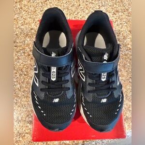New Balance Boys Black and White Sneakers 13 XW